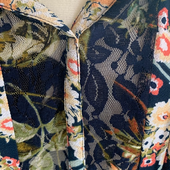 fig and flower size large , EUC ladies blouse lace front - Picture 2 of 3